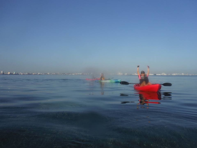 Levantando las manos